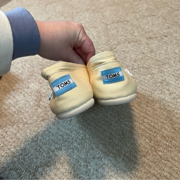 Women’s light yellow like new toms slip on shoes size 8 - Picture 3 of 6